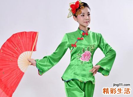 梦见扭秧歌人很多进家要钱，女人梦见看别人扭秧歌