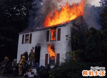 梦见着火了火苗很大后又扑灭，女人梦见着火又被扑灭