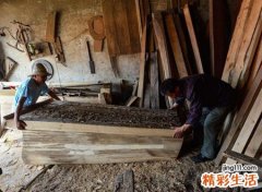 梦见抬死人但没有棺材，梦到和别人一起抬死人