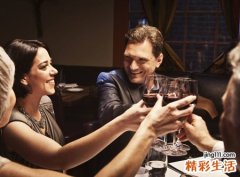 梦见很多人吃饭喝酒聊天