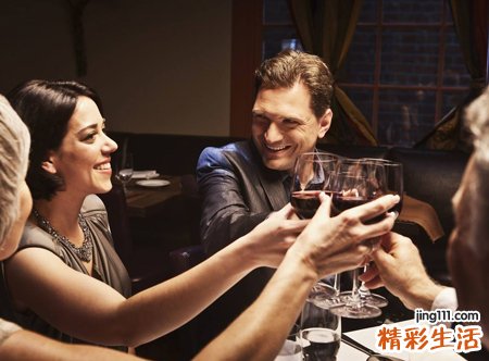 梦见很多人吃饭喝酒聊天