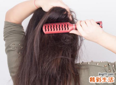 梦见给别人梳头编辫子，女人梦到给别人扎头发