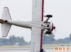 梦见坐飞机去旅游休假，女人梦见第一次坐飞机