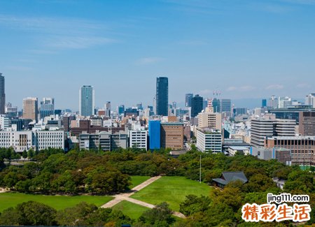梦见耳朵流血被紧急送往医院，女人梦见自己耳朵出血