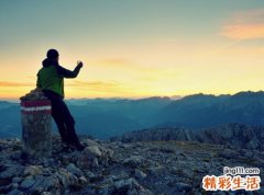 女人梦见自己在观景台站在高处四处眺望