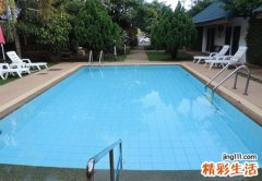梦见游泳池里水很清澈很蓝很适合游泳