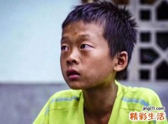 梦见抱小男孩撒尿，女人梦见抱别人的小孩