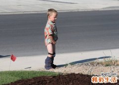 梦见小男孩撒尿像喷泉，女梦见抱着小男孩撒尿