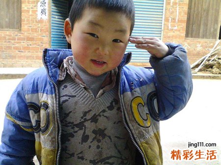 梦见小男孩拉屎弄脏地板，女人梦见小男孩拉大便