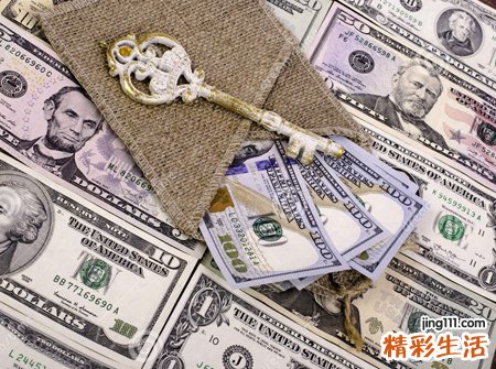 梦见一沓一沓的钞票百元大钞