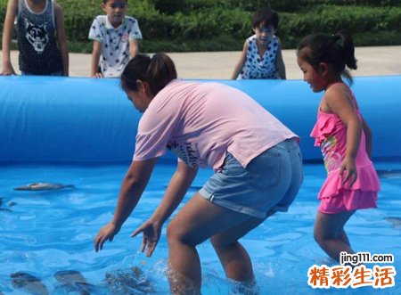 梦见看别人在水里抓鱼抓了好多鱼