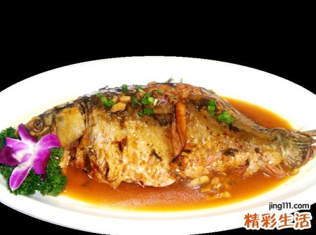 梦见别人吃鱼我喝鱼汤，女人梦到别人在吃鱼肉