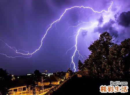 梦见在田野上自己被雷击中没死