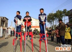 梦见有人在大街上踩高跷扭秧歌