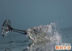 梦见玻璃碎了地上好多玻璃碎片