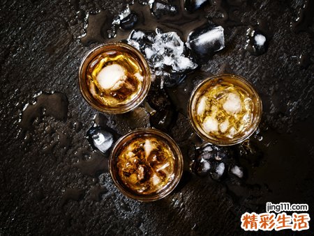 梦见别人打碎玻璃杯碎了一地