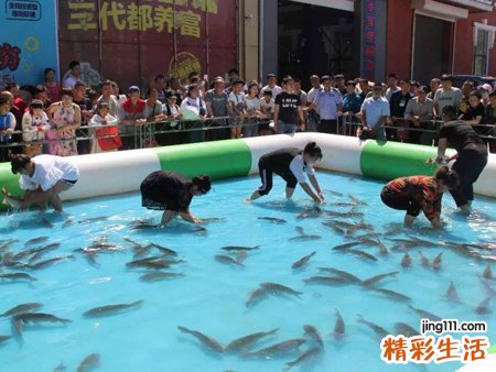 梦见在水沟里捉鱼，男人梦见抓鱼会大难临头吗