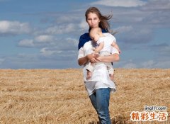 梦见抱孩子可开心了，女人梦见抱别人的小孩