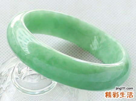 梦见漂亮珍贵的绿色玉镯子