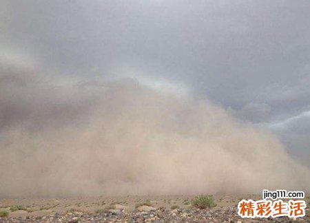 梦见风沙肆虐横行，做梦梦到沙尘暴风沙向我刮来