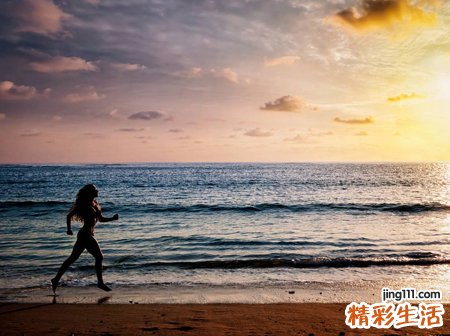 梦见被人追打到处乱跑，女人梦见被追着跑无路可退