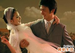 梦见别人穿白婚纱在礼堂结婚