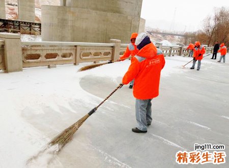 梦见自己和别人一起扫雪满头大汗