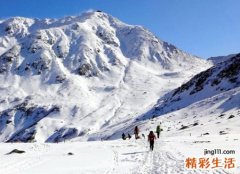 梦见在雪山遇到雪崩乘坐直升飞机逃命成功