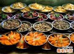 梦见宴席好多人吃饭，女人梦见吃宴席饭菜多
