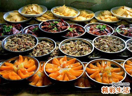 梦见宴席好多人吃饭，女人梦见吃宴席饭菜多