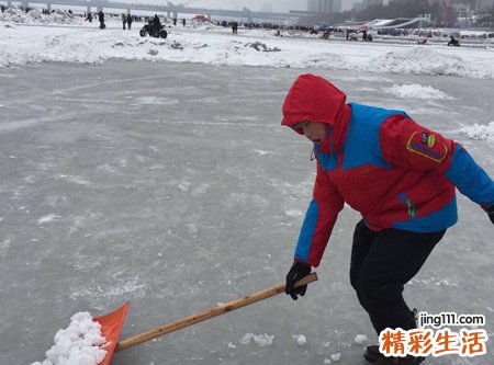 梦见下雪了和别人一起很卖力的铲雪