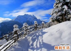 梦见大雪纷飞积雪很厚很深
