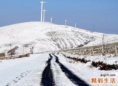 梦见忽然门外有一层雨夹雪好白好漂亮