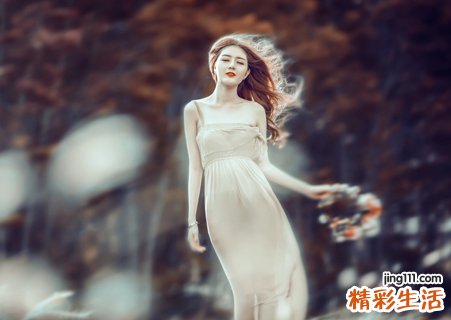 已婚女人梦见掉头发在地上有男人帮自己捡起来