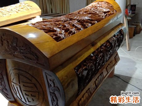 梦见和别人一起抬棺材给死人送葬