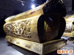 梦见一排排棺材摆放整齐在老家老宅里