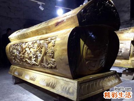 梦见一排排棺材摆放整齐在老家老宅里