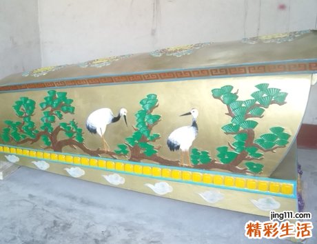 梦见躺在棺材里面睡觉打呼噜