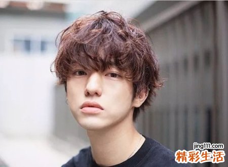 阳光帅气00后专属的微信名，男生微信网名人潮拥挤我需要你