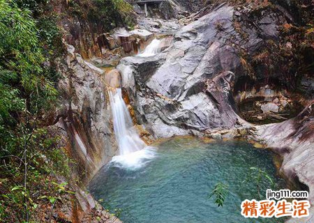 梦见和很多人一起挖坑挖了好多深坑