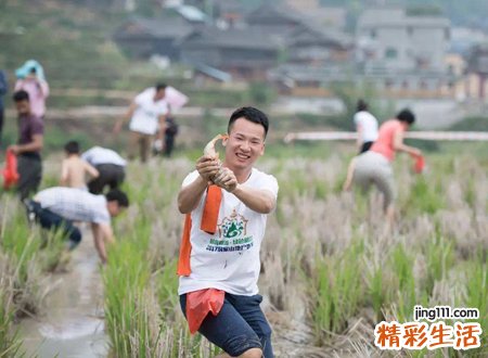 梦见在水里抓到活鱼，男人做梦梦见抓鱼好吗