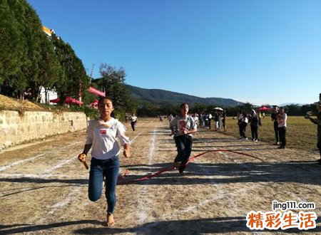 梦见有人追我我拼命跑和躲藏，女人梦见被别人追着跑