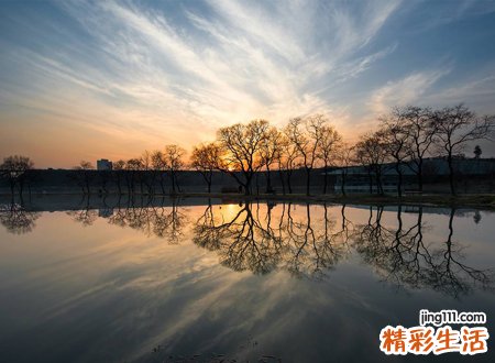 梦见水是什么意思，女人梦见很大的一片水
