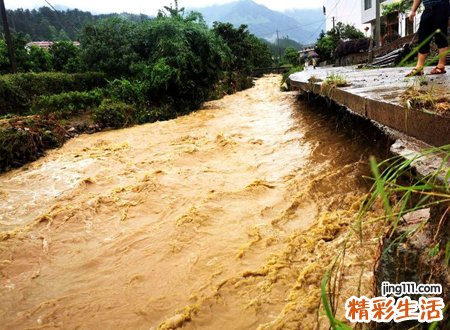 梦见涨水是什么征兆，做梦梦到要走的路被水淹了