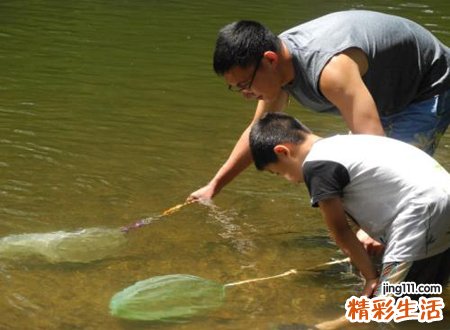 梦见抓鱼，做梦梦到和亲人一块在水里抓鱼