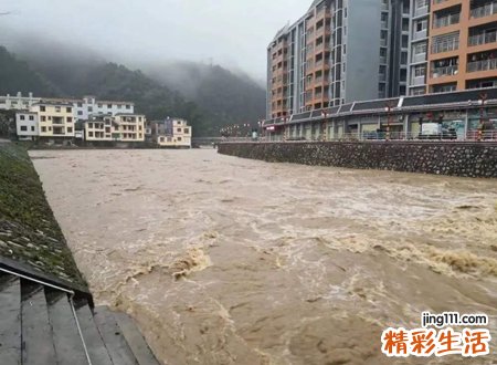 梦见发大水了是什么征兆，做梦梦到突然涨了很大的水