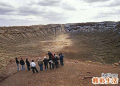 梦见在深坑边上往下看很恐惧很壮观