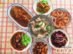 女人梦见自己被人邀请去酒店吃饭