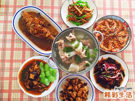 女人梦见自己被人邀请去酒店吃饭