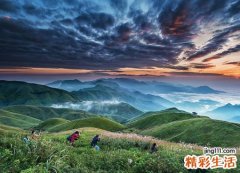 梦见和别人一起上山砍柴烧火做饭